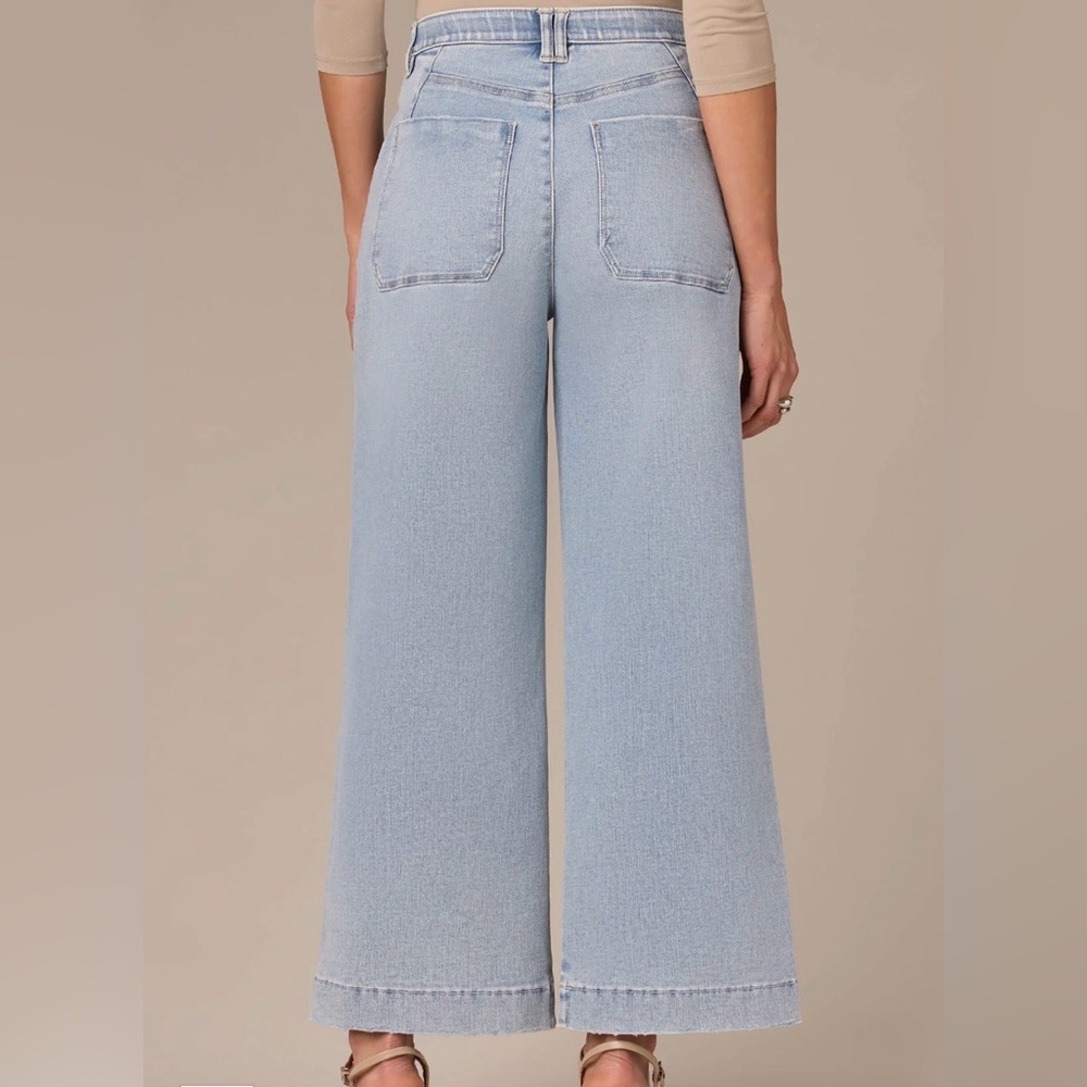 Light Wash Wide Leg Women’s Jeans - Picture 2 of 13